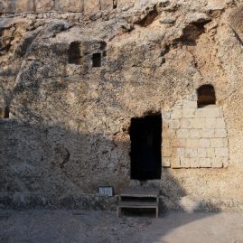 Tombe entrée