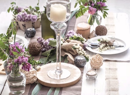 Table festive illustrant l'invitation au festin des noces.