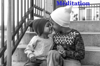 Deux enfants partageant un moment, symbolisant l’amour des petits frères.
