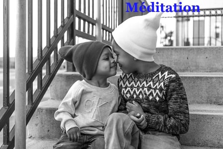 Deux enfants partageant un moment, symbolisant l&rsquo;amour des petits fr&egrave;res.