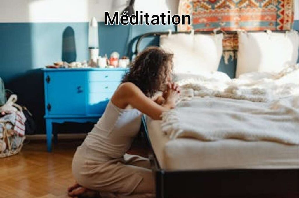 Matthieu 21:13, Jeune femme agenouill&eacute;e, en m&eacute;ditation profonde et pri&egrave;re silencieuse.