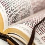Obéissance preuve de notre amour véritable pour Christ Bible ouverte illustrant le verset du Psaumes 119:11.