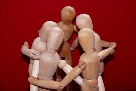 es hommes conspirant contre J&eacute;sus selon Marc 14:1-2