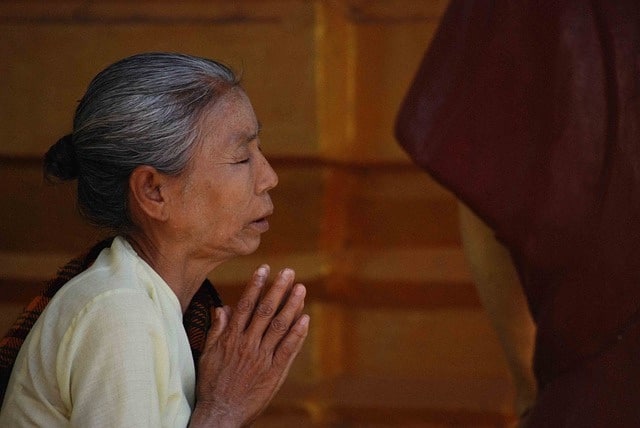 Femme en pri&egrave;re pleine de foi, gu&eacute;rison selon Marc 7:27-28